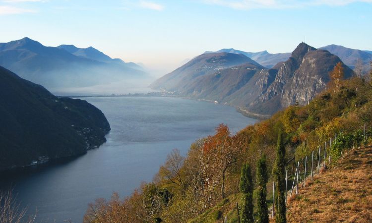 herbst im tessin, blick auf die natur und see im tessin in herbst farben