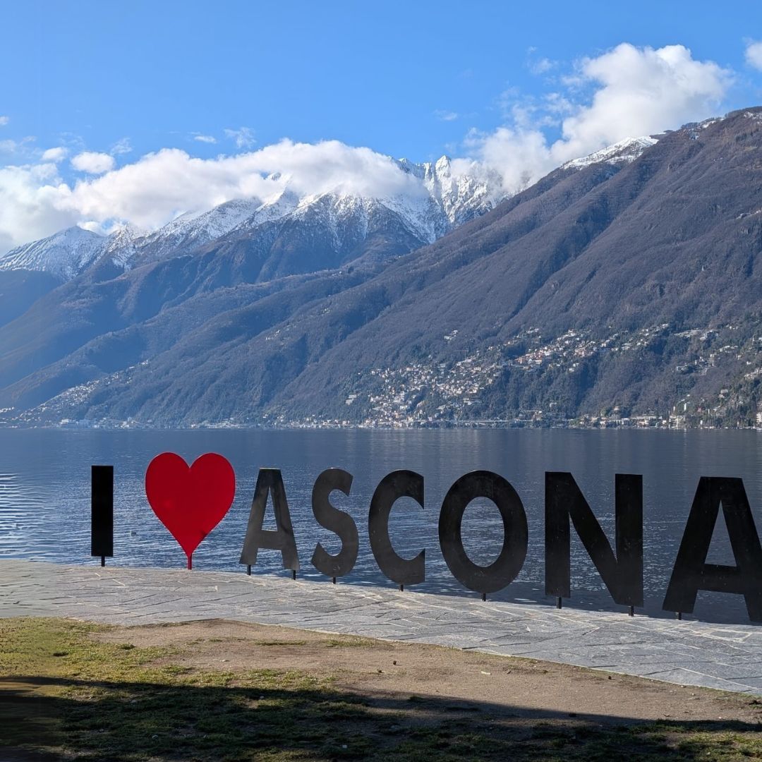 lido de ascona, blick auf das I love ascona schild mit dem see im hintergrund