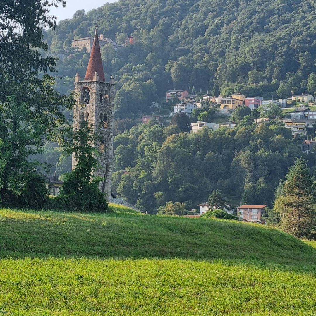 blick auf die capriasca, natur mit alten kirchturm im hintergrund