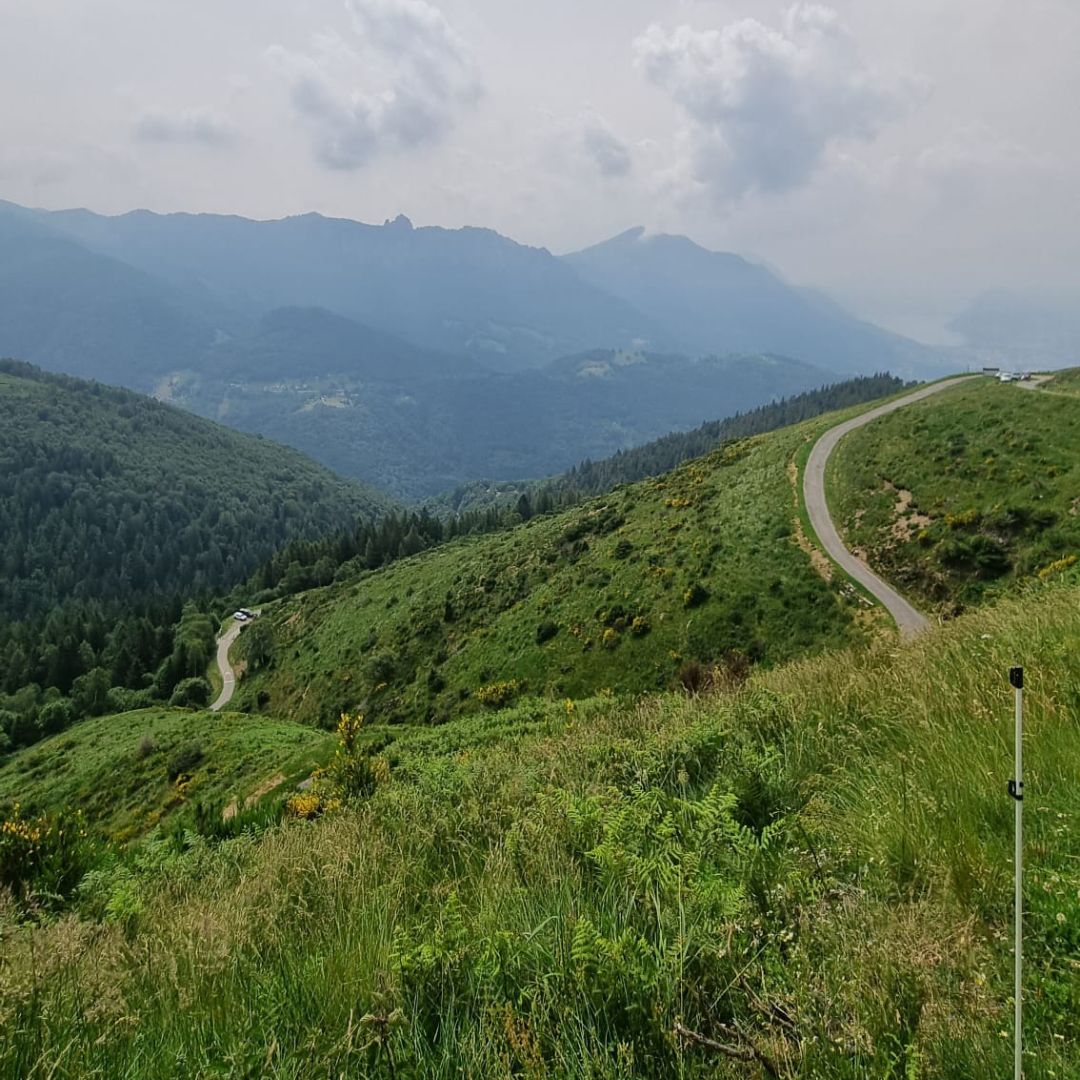 helsana trail in tesserete, grüne natur mit wanderwegen, bergig