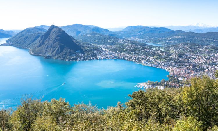 panoramablick auf den lago maggiore im tessin, schweiz für wanderungen mit einem hund